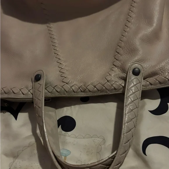 Bottega Veneta Cream Tote with Whipstitch Detailing - Picture 4 of 5